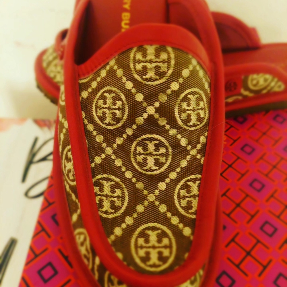 Pantufla Tory Burch color hazel y rojo
